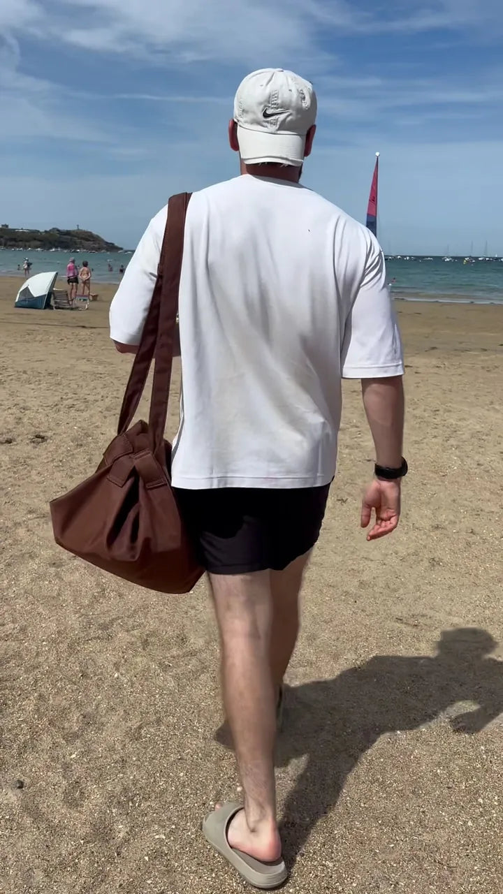 ToutVa marron porté pendant une sortie à la plage