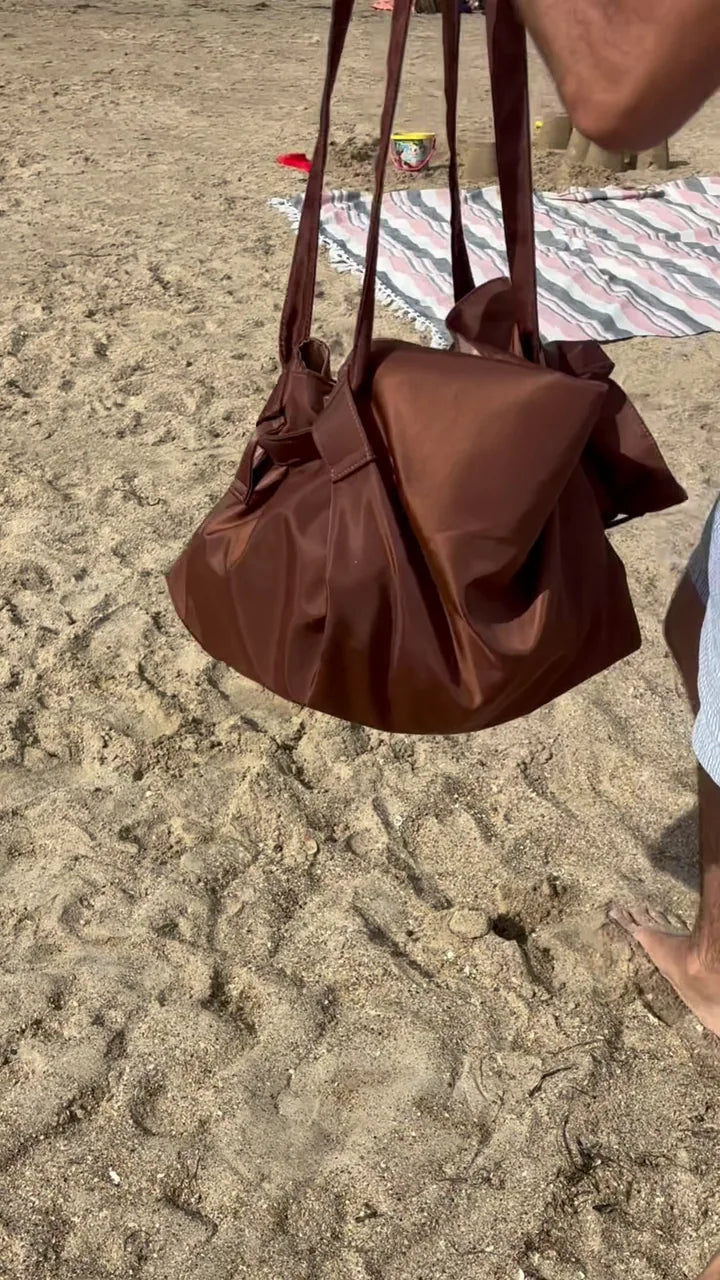 ToutVa marron porté pendant une sortie près de l’eau